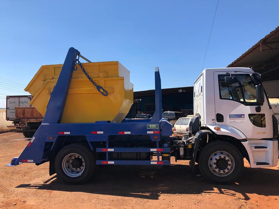 Transporte de caçambas estacionárias para obras em geral