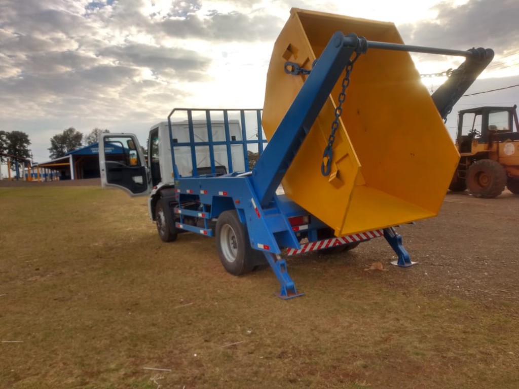 Caçambas dentro das normas de sinalização